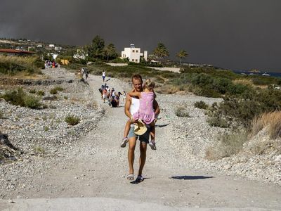 Pulau Rhodes Yunani Dikepung Kebakaran Hutan, Ribuan Turis Dievakuasi