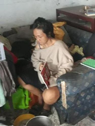 Putri mantan model majalah dewasa yang kini tinggal di rumah peyot