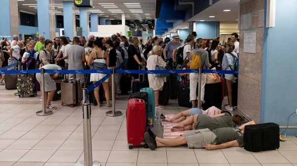 Ribuan Turis Terlantar di Bandara Rhodes Yunani Imbas Kebakaran Hutan