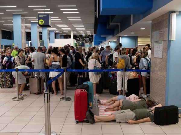 Ribuan Turis Terlantar di Bandara Rhodes Yunani Imbas Kebakaran Hutan