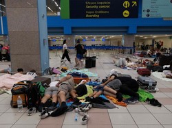 Penampakan Ribuan Turis Tidur di Bandara Gegara Kebakaran Hutan