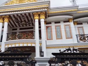Ternyata Ini Alasan Rumah Orang Kaya di Daerah Pakai Pilar Besar! Ternyata Ini Alasan Rumah Orang Kaya di Daerah Pakai Pilar Besar!