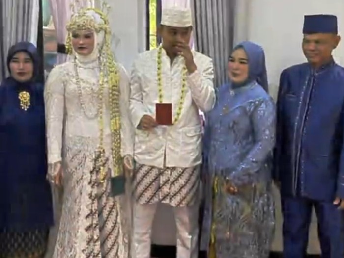 Ryan Dono kembali membuat heboh, kini dia melangsungkan acara pernikahan.