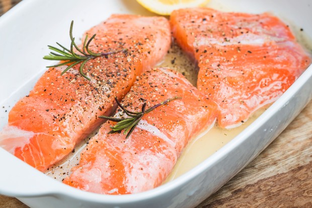 Salmon mengandung lemak omega-3 yang bagus untuk kecerdasan otak dan mecegah pikun