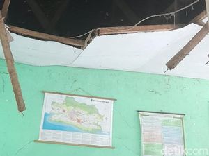 Atap Kelas SD Cikawung Jebol Saat Pelajaran Berlangsung di Tasik