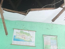 Atap Kelas SD Cikawung Jebol Saat Pelajaran Berlangsung di Tasik