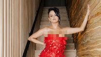 7 Gaya Seksi Selena Gomez Rayakan Ultah Ke-31 Pakai Gaun Merah