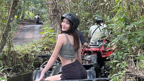 6 Gaya Menggemaskan Shannon Wong Bermain ATV di Alam Terbuka