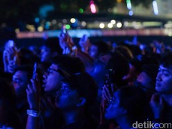 Turnstile-Omar Apollo Bikin Penonton WTF Histeris