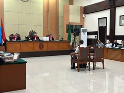 Saat Hakim Tanya soal Dialog Pesanan di YouTube Haris Azhar