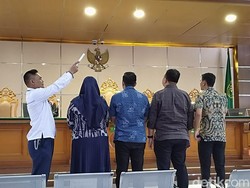 Histerisnya Tangis Istri Yana Mulyana Saat OTT KPK