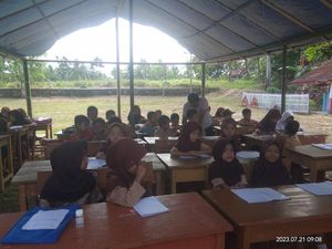 Ruang Kelas Rusak, Puluhan Siswa SD di Pandeglang Belajar di Tenda