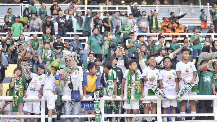 Suporter Persebaya Surabaya di tribune keluarga.