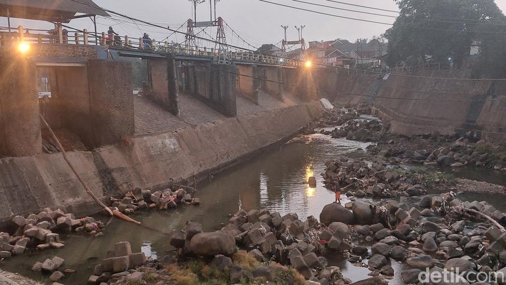 Kemarau Bikin Sungai-sungai di Indonesia Ini Menyurut Kemarau Bikin Sungai-sungai di Indonesia Ini Menyurut