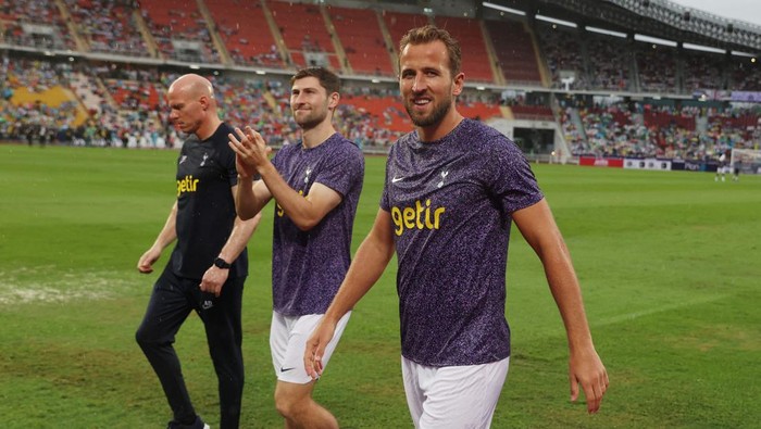 Soccer Football - Pre Season Friendly - Leicester City v Tottenham Hotspur - Rajamangala National Stadium, Bangkok, Thailand - July 23, 2023 Tottenham Hotspurs Harry Kane and Ben Davies on the pitch as the match is cancelled due to bad weather REUTERS/Athit Perawongmetha