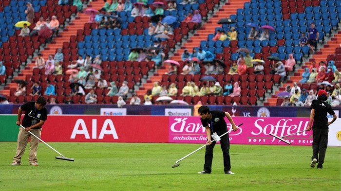 Tottenham Vs Leicester di Rajamangala Soccer Football - Pre Season Friendly - Leicester City v Tottenham Hotspur - Rajamangala National Stadium, Bangkok, Thailand - July 23, 2023 Ground staff are seen working on the pitch inside the stadium before the match is cancelled due to bad weather REUTERS/Athit Perawongmetha