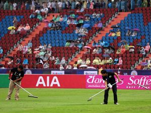 Tottenham Vs Leicester dan Fans Setia di Lapangan Banjir Rajamangala