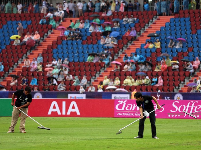 Soccer Football - Pre Season Friendly - Leicester City v Tottenham Hotspur - Rajamangala National Stadium, Bangkok, Thailand - July 23, 2023 Ground staff are seen working on the pitch inside the stadium before the match is cancelled due to bad weather REUTERS/Athit Perawongmetha