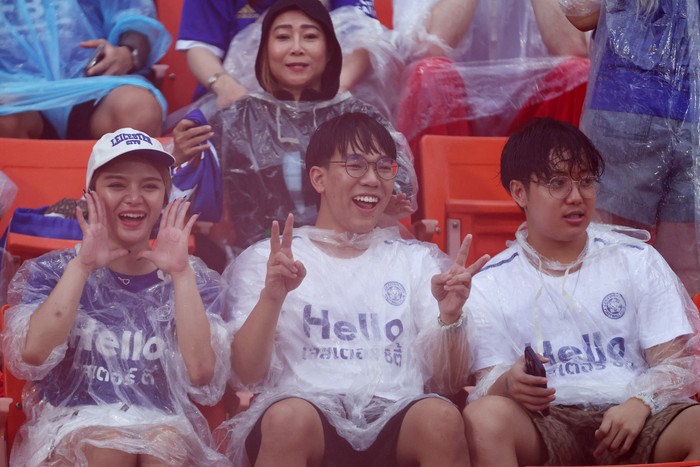 Tottenham Vs Leicester di Rajamangala Soccer Football - Pre Season Friendly - Leicester City v Tottenham Hotspur - Rajamangala National Stadium, Bangkok, Thailand - July 23, 2023 Leicester City fans in rain coats inside the stadium as the match is cancelled due to bad weather REUTERS/Athit Perawongmetha