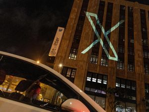 Kemilau Logo X di Markas Besar Twitter Kemilau Logo X di Markas Besar Twitter