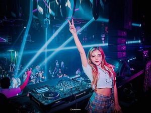 Ully Frank Ketiban Rezeki Jadi DJ, Senang Bisa Sepanggung dengan Musisi Senior Ully Frank Ketiban Rezeki Jadi DJ, Senang Bisa Sepanggung dengan Musisi Senior