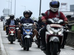 Pemotor Main Hp dan Serempetan Mobil, Siapa yang Salah?