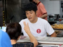 Viral! Penjual Dimsum Ini Disebut Mirip Penyanyi Jay Chou