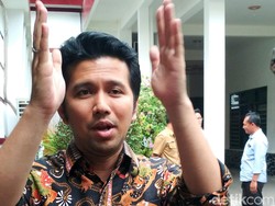 Wagub Emil Sorot Esensi Seragam Khas-Jas Almamater: Malah Bebani Siswa!