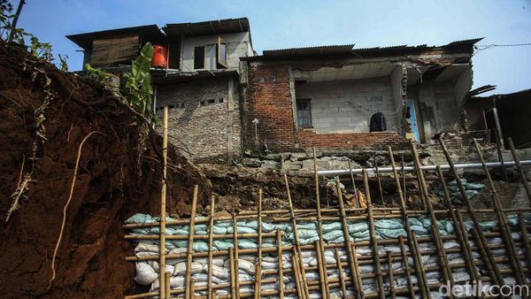 3 Minggu Setelah Longsor di Depok, Warga Minta Turap Permanen