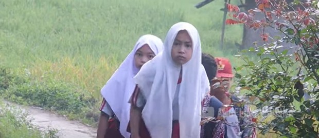 Anak-anak Kampung Miduana/Foto: youtube.com/ Angelick Vaulina Anak-anak Kampung Miduana