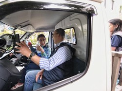 Gaya Nyentrik Susi Sopiri Anies: Pakai Mobil Pick-up Sambil Merokok