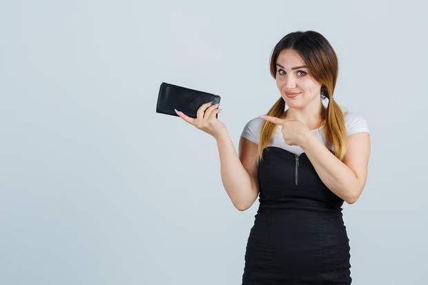 Batasi pengeluaran/ Foto: Freepik/@8photo