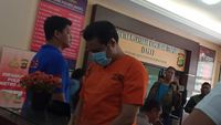 Jadi Tersangka Narkoba Lagi, Bobby Joseph Tertunduk Berbaju Tahanan