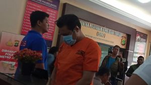 Jadi Tersangka Narkoba Lagi, Bobby Joseph Tertunduk Berbaju Tahanan