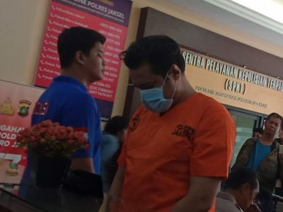 Jadi Tersangka Narkoba Lagi, Bobby Joseph Tertunduk Berbaju Tahanan
