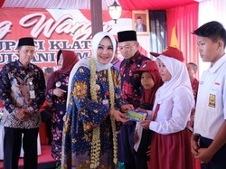 Bupati Klaten Serahkan Bantuan untuk Marbot-Anak Yatim di Desa Katekan