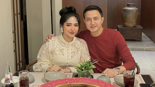 Kabar Terkini Artis dari InsertLive : Beda Usia 26 Tahun, Ricky Subagja Pamer Romantis dengan Istri Daun Muda