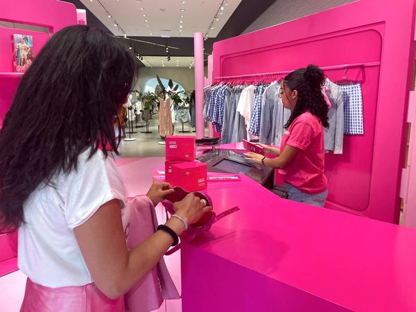 Demam Barbie, Aksesoris Bernuansa Pink Diburu Penggemar