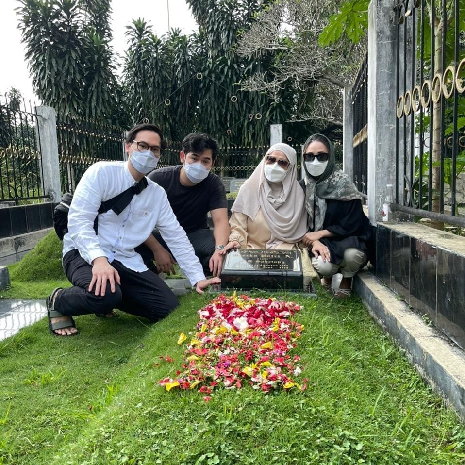 Dewi Yull bersama anak-anaknya.