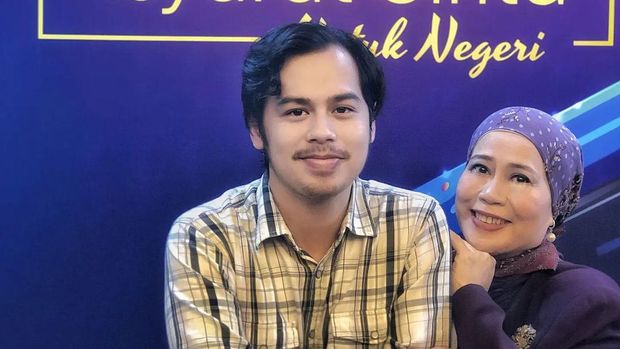 Dewi Yull bersama anak-anaknya.