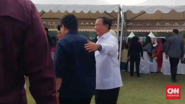 Menteri Pertahanan RI cum Ketua Umum Partai Gerindra Prabowo Subianto terlihat tertawa sambil merangkul Menteri BUMN Erick Thohir, saat ditanya siapa sosok bakal calon wakil presiden (bacawapres) yang akan mendampinginya pada Pilpres 2024 mendatang.