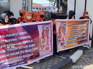 Jelang Sidang Perdana, Emak-emak Minta Lina Mukherjee Dihukum Maksimal