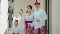 Foto Farah Quinn dan Suami Bule Pakai Baju Adat Bali, Gayanya Mencuri Atensi