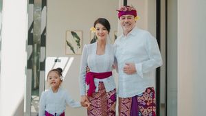 Foto Farah Quinn dan Suami Bule Pakai Baju Adat Bali, Gayanya Mencuri Atensi