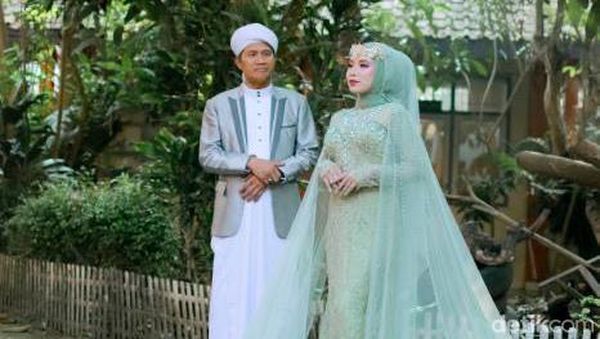 10 Foto Viral Suamiku Adalah Teman Ayahku, Pasutri Beda Usia 34 Tahun