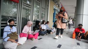 Gegara Truk Tabrak Tiang, Penumpang KRL Ngemper di Stasiun