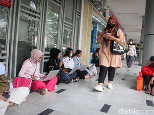 Gegara Truk Tabrak Tiang, Penumpang KRL Ngemper di Stasiun