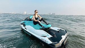 5 Potret Ghea Youbi Pakai Tanktop Kala Main Jetski di Laut Jakarta