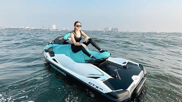 5 Potret Ghea Youbi Pakai Tanktop Kala Main Jetski di Laut Jakarta