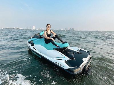 5 Potret Ghea Youbi Pakai Tanktop Kala Main Jetski di Laut Jakarta